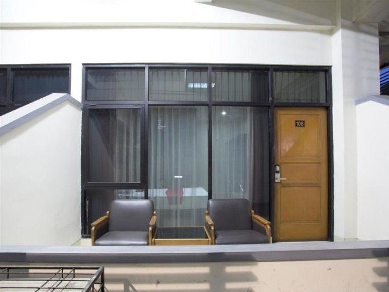 RedDoorz @ Surapati Hotel Bandung Bagian luar foto