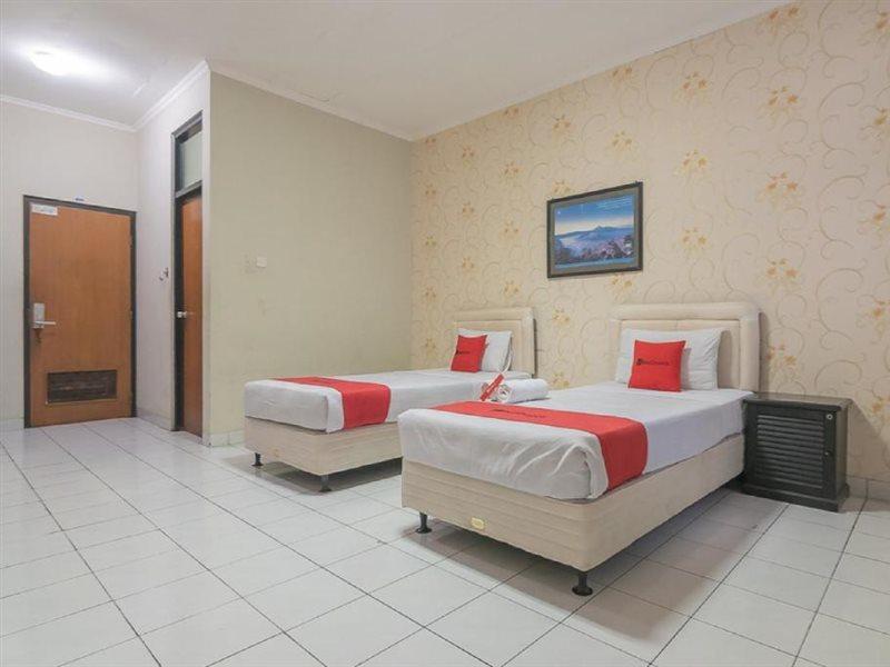 RedDoorz @ Surapati Hotel Bandung Bagian luar foto