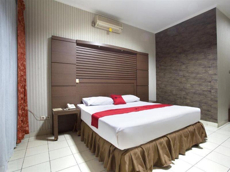 RedDoorz @ Surapati Hotel Bandung Bagian luar foto